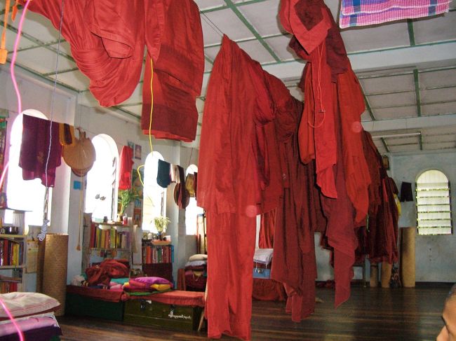 何と修行僧たちが生活している部屋に招き入れてくれたのです。複数の修行僧が寝食を共にする空間であるため、結構広い（小中学校の教室を２−３つ合わせたくらいかな）。着物が干してありました。