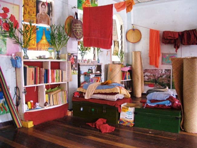 仏教の本や物、写真、ポスターなど宗教にかんする物でいっぱいでした。宗教法人の建物って感じです。