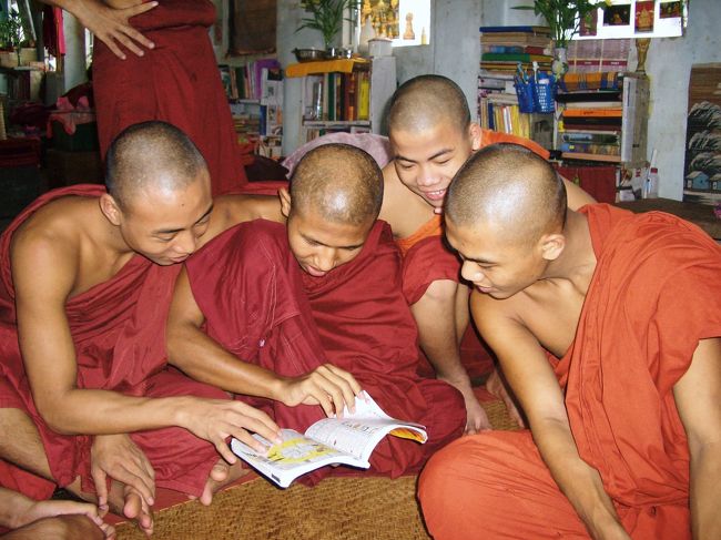 私が持っていた、旅の指さし会話帳ミャンマー編　を楽しんでいます。この本はどこの国に持っていっても、現地の人たちに好評です。