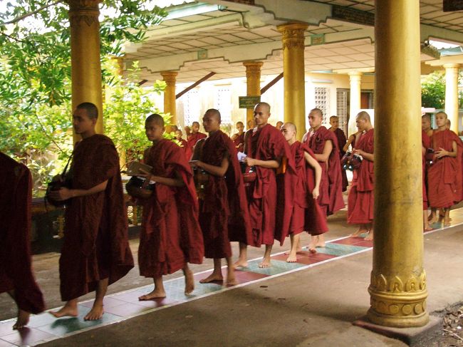 食事をもらうために並んでいます