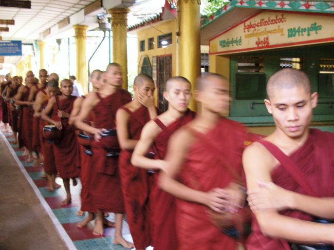 小豆色の衣装をまとった坊主頭の少年達が、絶えることなく私の前を通過していきます。圧巻です。