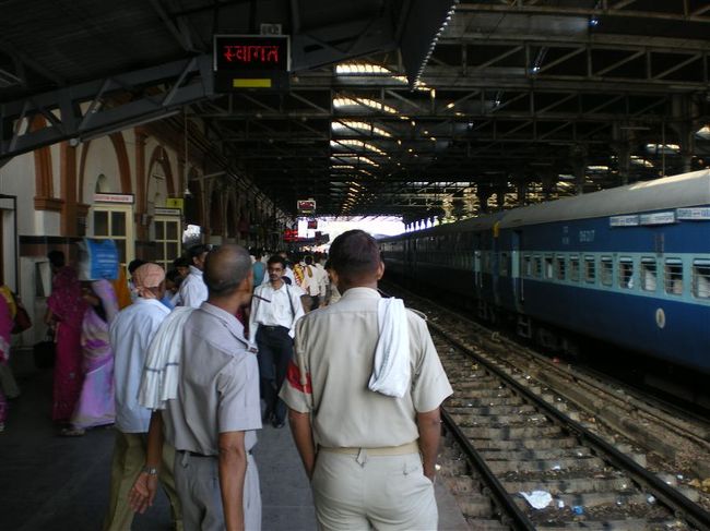 寝てるうちにアーグラー着きました。<br />近くに駅が何個かあったのでどこで降りるのか迷いました。<br /><br />アーグラーは同州最大の都市で、人口は約131万6千人。<br />世界遺産に登録されているタージ・マハル廟、アーグラ城塞があることで知られる。<br />