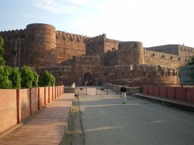 ３００ルピーくらいの入場料。<br />地元民はめっちゃ安かった気がする。。<br />ガイドを雇わなかったので、中を探索するもどれがなにでなんなのかが全くわからなかった。<br />英語表記でところどころ説明されていたが、人物名が多くて読む気になれなかった。<br />というか読めなかった　笑<br /><br />赤砂岩で囲まれた城塞の中には、宮殿などの諸施設が建てられた。タージ・マハルの建設を命じたシャー・ジャハーンが7年間幽閉されていた囚われの塔も、城壁の中にる。世界遺産に登録されている。