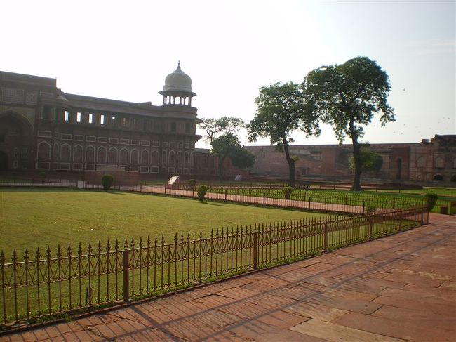 デリーからアーグラへの遷都に伴い、皇帝アクバルによって1565年に着工され1573年に完成した。その後ジャハーンギール、シャー・ジャハーンまで3代の居城となった。<br /><br />アウラングゼーブが兄弟間の後継者争いに勝つと、父であるシャー・ジャハーンをタージ・マハルの見える城塞内の「囚われの塔」に幽閉してデリーに移った。<br /><br />外側から見ると赤砂岩主体の「赤い城」であるが、城内の宮殿には白大理石も多用されている。ムサンマン・ブルジュの内壁や床は幾何学的な装飾が施された白大理石で出来ている。<br /><br />