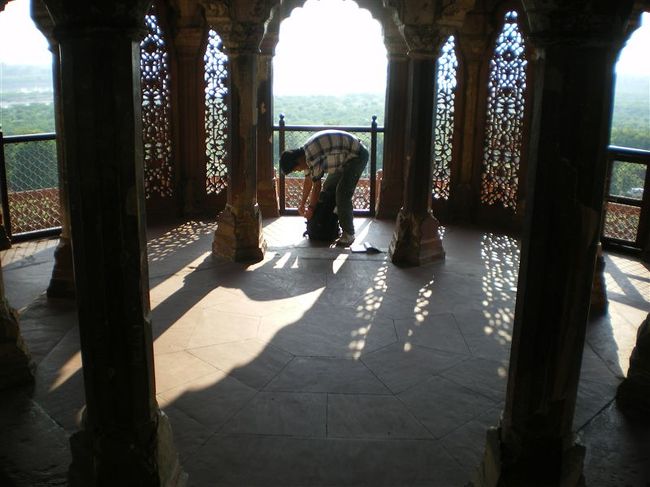 こっからタージマハルが見えました。<br />結局どの建物がムサンマン・ブルジュ（囚われの塔)かわからなかった。