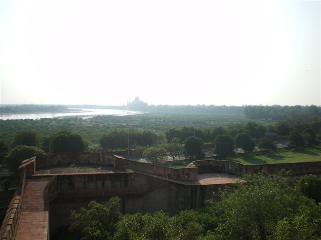 写真ではわかり辛いが、遠くにタージマハルが見えます。<br />シンメトリーがこっからでもよく確認できました。<br />