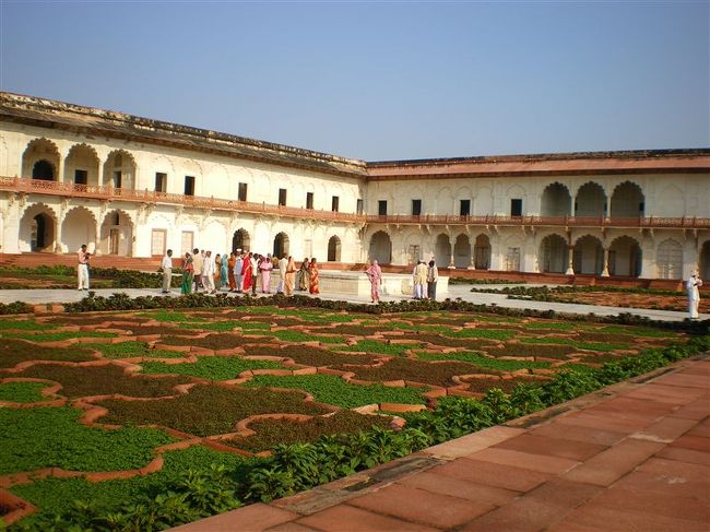 地方からきたインド人っぽい団体のあとわついてまわる。