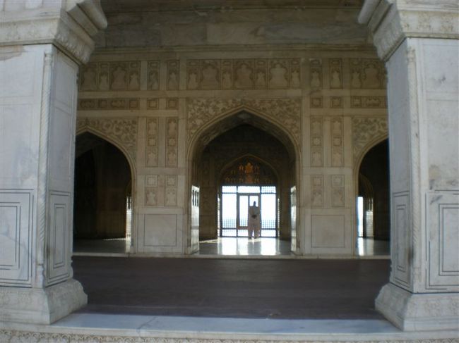 アーグラーは半日あれば十分だとある旅行者の方が言っていたがまさにその通りだったと思う。<br />自分たちには半日でちょうど良かったし、泊ってまでこの街に居ようとは感じなかった。