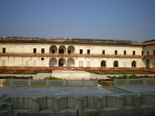 ガイドを雇っている個人旅行者も結構居た。