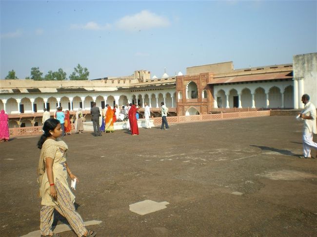 日本人の旅行者もここまでくると何回も見かけた。<br />自分たちと同じ学生さんも多かった。