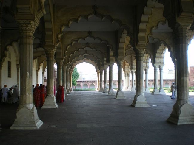 ディワーネ・アーム、一般謁見の間。。だと思われる。<br /><br />ヨーロッパ文化の影響を受けた作りになっている。アーグラー城の場内は居住区、謁見の間、風呂など多くがそのままの姿で残っていて、全部見てまわると２、３時間かかりそう。<br />