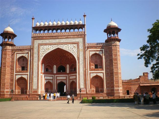 タージ・マハルの入り口。<br /><br />年間400万人（うち外国人は20万人）の観光客が訪れる。環境保護のため付近への車両の乗り入れが禁止されており、駐車場から入口までは歩かなければばならない。また、保安上の理由で大きな荷物は入口で預ける必要がある。<br />入り口もかなり厳重にチェックしていてポケットなどの中身まで見せなければいけない。<br /><br />確かインド人は２０ルピーくらい、外人は７５０ルピーもとられる。。なんでやねん。