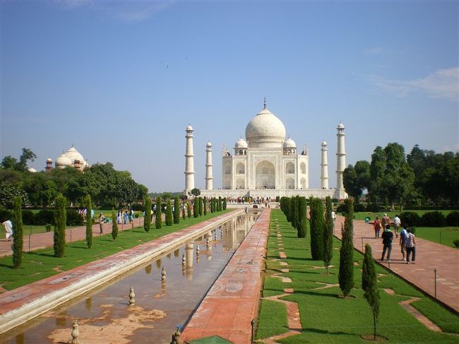 ここは日本人たくさんいました。<br /><br />タージ・マハルは、インド北部アーグラにある総大理石造の墓廟建築。1632年着工、1653年竣工。1983年にユネスコの世界遺産に登録されている。