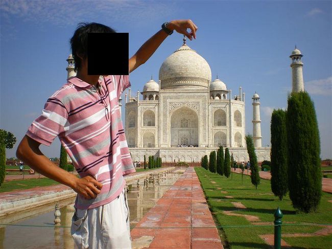 有名な撮り方らしい。<br />インド人のおっちゃんにとってもらった。<br /><br />おっちゃんは、親切にも僕たちに写真を撮ってあげると言ってくれて有名な撮り方や、ベストポイントを教えてくれて、五分くらい写真撮影に付き合ってくれた。<br />最初にお金はいらないと言っていたが、インド人に限ってそんなことはないと思っていた。<br />案の定、さよならしようとしたら金銭を要求してきた。。<br />親切な日本人ならそこであげるだろうが、僕たちはかなりのケチだし、そんなやり方に付き合っていたらきりがない。<br />そんな時の為の台詞が<br />Kindness is no money!!文法的にはあってるのかわからないが。。笑<br /><br />この写真を見てわかるように、夏の部活の大会後に行ったせいもありガリガリに痩せてた。<br />しかし、帰ってから一カ月くらいの下痢と食欲減退でさらに３、４ｋｇ減った。ちなみに帰国後のひどいときで１８１ｃｍで６０キロ前後までなってしまい、ガンジス川でみかけた修行僧的な体型になってしまった。。<br /><br /><br />