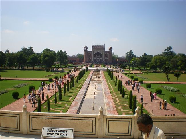 タージマハルから正門を撮った。<br />靴を預けるのだが、他のインドや欧米人には無料で預かっていたが、なぜか金を要求される。<br />腹が立ったが、２０円くらいしゃあないと思い渡す。<br />ところが調子に乗ったのか返してもらうときも要求してきた、さすがにきれてひったくった。<br />こんな人間ばっかり毎日見てきて心がすさんできたが、日数がたつと何言ってるんだかと面白く感じるようになれた。<br /><br />