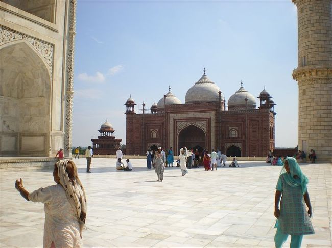 両脇にあるモスク。<br />晴れていて、とにかく床が熱くて裸足で歩くのが大変だった。<br />