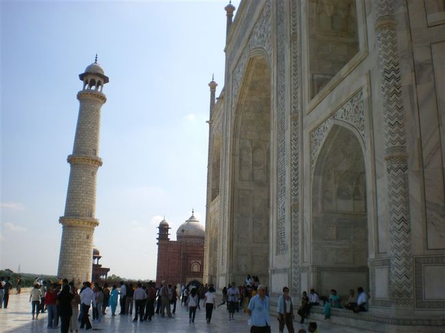 内部にも入ったが、一応お墓なので撮影は禁止だった。<br /><br />近年、大気汚染によるタージ・マハルの損傷が問題化しているらしい。<br />排ガスによる直接的な汚れの他、酸性雨によって大理石が溶解する現象などが報告されている。<br />地下水の過度な汲み上げにより地盤が沈下し、四本の尖塔が外側に傾きつつあるとの報告もある。<br />開発による世界遺産への悪影響の顕著な例である。