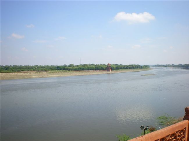 この川の対岸には黒いタージマハルを建築する予定だったらしい。<br />どんな神経してんだか。<br /><br />タージマハルを二時間くらいみて、レストランで食事をとる。<br />そこの暇そうな主人にトランプの手品を見せられた。<br />マジックはすごい好きでいろいろな種を知っているつもりだが、おっちゃんのシンプルな手品は最後まで仕掛けがわからなかった。<br />その後、次の目的地デリーへ向かうため、アーグラー・フォート駅ではなく、少し離れたアーグラー・カント駅へ。<br />ややこしい。。