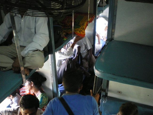 この電車の時間が適当で、駅員に聞いてもわかりません。<br />欧米人のバックパッカーたちも困っていました。<br /><br />結局親切な人の助けもあって予定より二時間近く、時間のずれた電車に乗り込みました。<br />切符は有効ではないと思うが、狭い上部の座席に６時間くらいいた気がします。<br /><br />これから向かうインドのデリーに着いたとき、二時間前くらいに同時爆破テロが起こったことが判明します。<br />巻き込まれはしなかったとは思うけど、結構泊るゲストハウスの近くといえば近くだったのでびっくりしました。<br />９月１３日のデリーの同時爆破テロはニュースでも流れていました。<br /><br />デリーでは、次の日、野次馬根性で現場も見に行きました。<br />