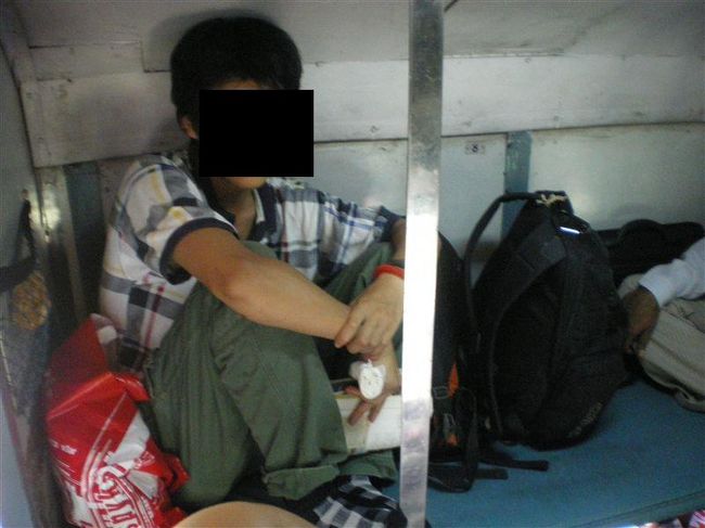 座るところがなく、こんな状態で６時間くらい過ごしました。<br />親切で賢そうなインド人の人と仲良くなり、デリーに着いてからもしばらく一緒に行動させてもらいました。<br />その人から、デリーでついさっき同時爆破テロが起こったみたいだと聞いたときは焦りました。<br />到着する時間が遅れてラッキー。。<br />９月１３日の日本のニュースでも流れていたそうです。