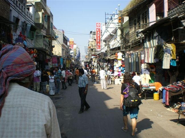 到着した日は、大分時間も遅かったのでニューデリー駅前にあるマルコポーロというホテルに泊りました。<br />インド人の人と一緒に乗っていたせいか、オートリキシャの地元料金で行けたので得した気分に。<br />ただシャワーはでず、部屋もそんなに清潔ではなかったので、次の日は場所を変えました。<br /><br />写真はメイン・バザール。