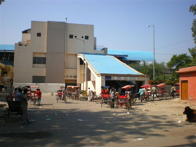 メイン・バザールを西に進んだところにある<br />Ｒｋ　Ａｓｈｒａｍ　Ｍａｒｇ駅(地下鉄)。<br /><br />地下鉄の中はとても綺麗。