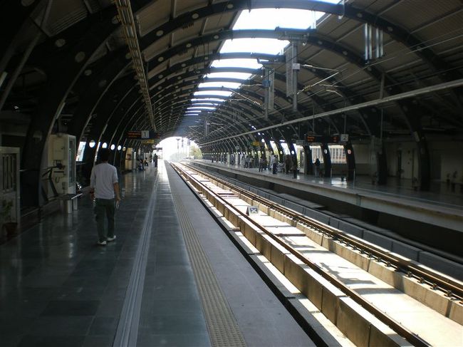 地下鉄。この駅は地上に出てるけど。<br /><br />他の駅も内部はとても清潔でした。
