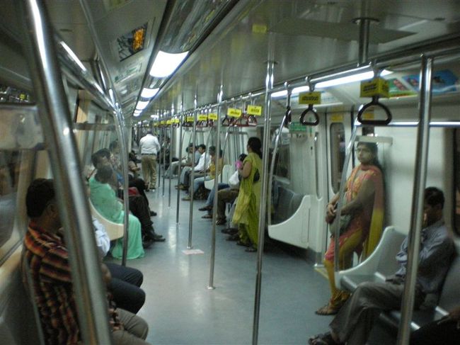 冷房がガンガンに効いていて涼しいです。<br /><br />デジカメの電池がほぼ切れてしまい３０分おきくらいでないと起動しなくなってしまう。<br />