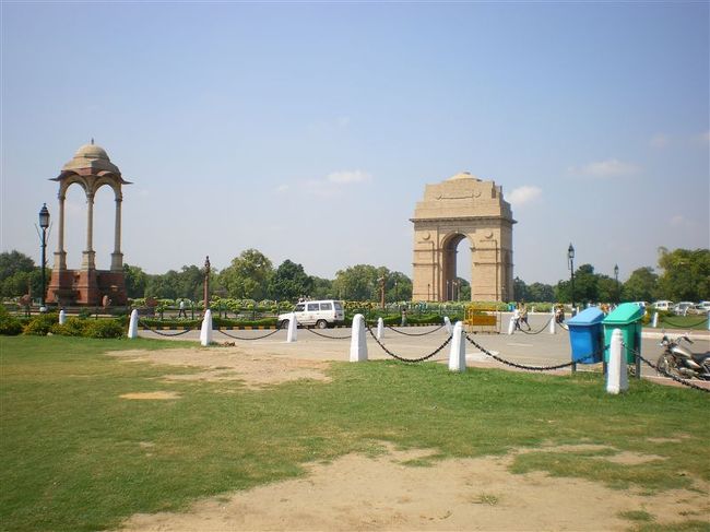 インド門は、インドのデリーにある慰霊碑。高さ42mのアーチには、第一次大戦で戦死したインド人兵士の名が刻まれている。<br /><br />近くの原っぱではクリケットをやっていました。<br />インドの人曰く、一番人気はクリケット、二番目はチェスだそうです。