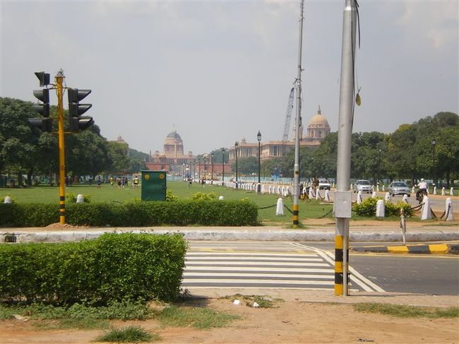 大統領官邸へと続く通り。<br />裕福そうなおっさんたちが、芝の上でサッカーを楽しんでいました。