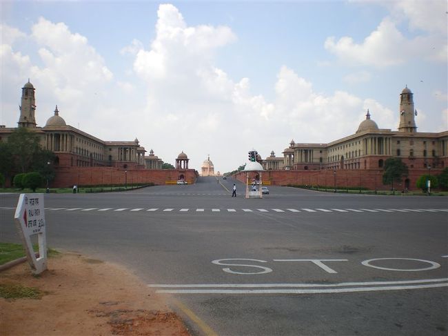 遠くに見えるのは大統領官邸。<br />行こうとしたら、この交差点でとめられました。