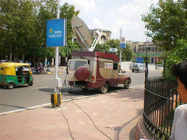 同時爆破テロがあったコンノート・プレイス。<br />テレビ局の車が何台かとまってリポートしていました。