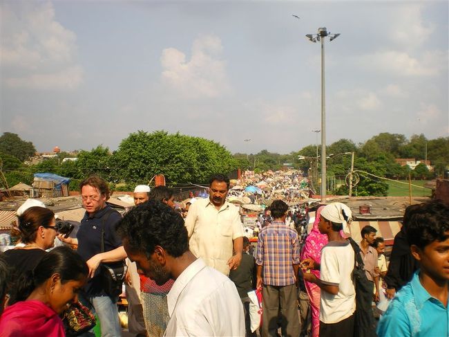 ジャマー・マスジットに続く通路。人多すぎ。<br /><br />すりが多いようなので財布には注意していました。