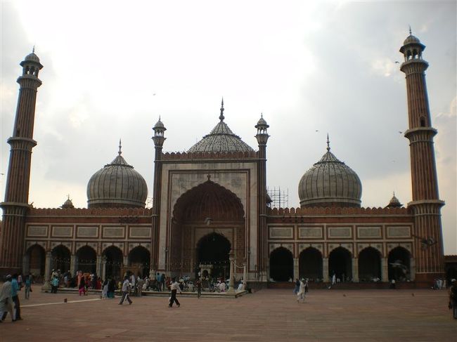 ジャーマー・マスジッドはインドのオールドデリーにあるモスク。<br /><br />カメラを持ち込むにはお金が必要。<br />入場料の話で入り口にいるインド人ともめて腹が立ち、念入りにカメラ持込は別料金だと言われたが、隠してカメラを持ち込み勝手に撮っていた。<br />すると先ほどのインド人がわざわざ自分のことを監視していたのか、”やっぱりやりやがったな”的な顔をして近づいてきた。<br />ここはインド。<br />罰金的な感じで金を何倍か払わされるのかと思い少しびくびくしたが、悪びれる素振りを見せず一言ソーリーと言ったらことなきを得た。<br /><br /><br />