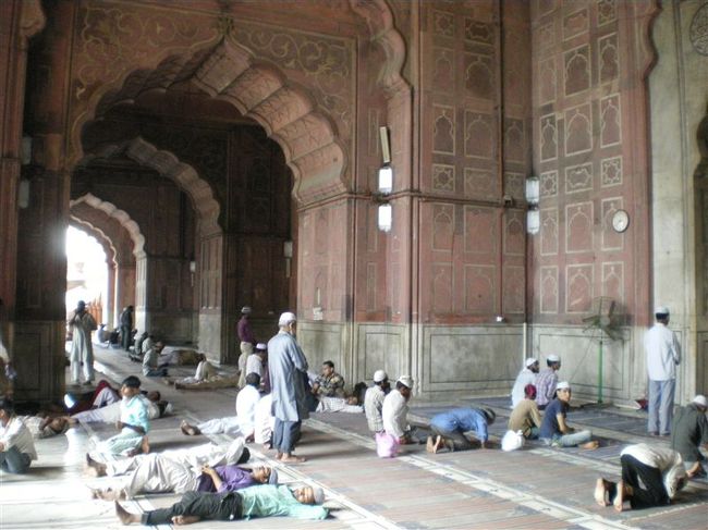 モスクの内部。<br /><br />帰りはトゥクトゥクに乗って宿へ戻る。<br /><br /><br />