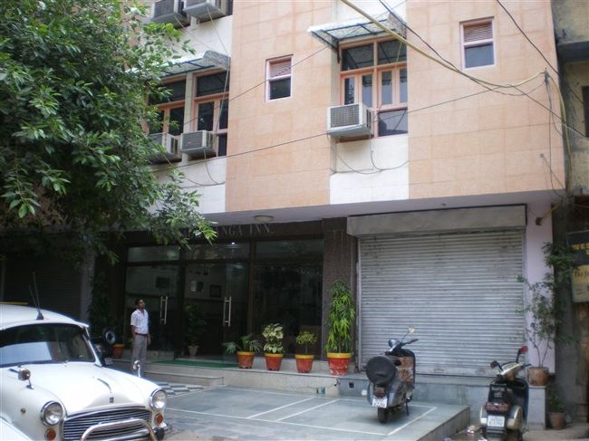 最終日に泊ったコテージ・ガンガー・イン。<br />近年オープンしたばかりで物凄く綺麗。<br />値段も安宿とかわらない。<br />クーラー、温水シャワー完備。おススメ。<br /><br />飛行場までは宿に頼んで車をチャーターした。<br /><br />迎えまであと４時間をきったくらいに海外では自分の中でお約束になりつつある、高熱、吐き気、倦怠感があらわれた。。<br />立っていられないくらいひどくベッドに寝込む。<br />普段平熱が高い自分が、風邪で熱が出ていると自覚しているときに体温を測るとたいてい３９度くらいまで上昇している。<br />このときもそのくらあったと思われ、空港の検疫にひっかかってしまうのではないかと不安だった。 