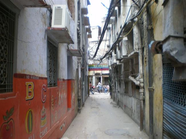 寝ていくらか動けるようになったので、外に飯を食べに行き、食欲はなかったがラッシーとパンを無理やり流し込んだ。<br />寒気がとまらず、空港への車の中でも吐きそうでぐったりしていた。<br />そして事件が起こってしまう。<br /><br /><br /><br /><br />写真はホテルに続く狭い路地。場所はほんとわかりずらい。