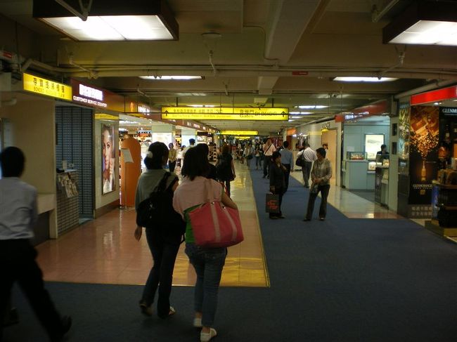 ただ空港の中でなくしたので、バックパックの中にでも入ってるにだろうからもう一回探してみろと相手にしてもらえない。。<br />もちろん隅から隅まで探したのであるはずもなく、拙い英語で泣きつく。<br />伝わったのかどうかわからないがどうにか再発行できるかどうか問い合わせてみるから搭乗ゲートで待っていろ<br />と言われ、祈るような気持ちで待つ。<br />生きた心地がしないなか待ち続け搭乗時間直前、キャセイパシフィックの制服を着た役員さんが再発行したチケットを渡しにきてくれた。<br />助かった。。。。<br /><br />写真は台湾の台湾桃園国際空港。香港の次に経由しました。<br />