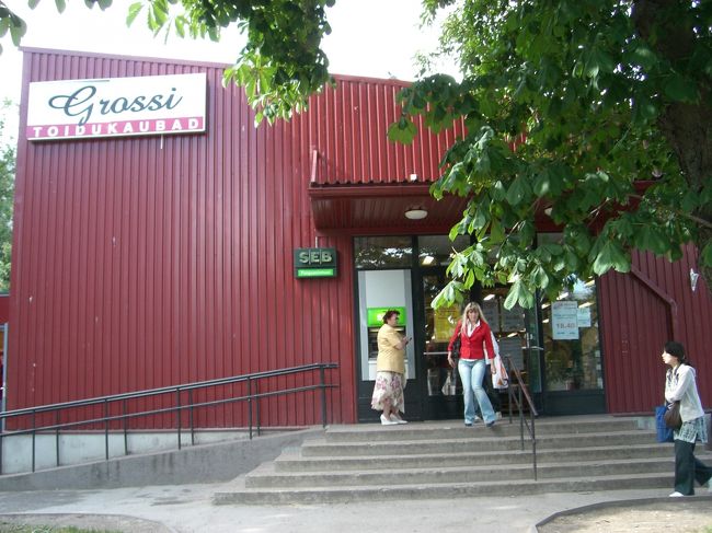 市場の隣は現代的なスーパー。