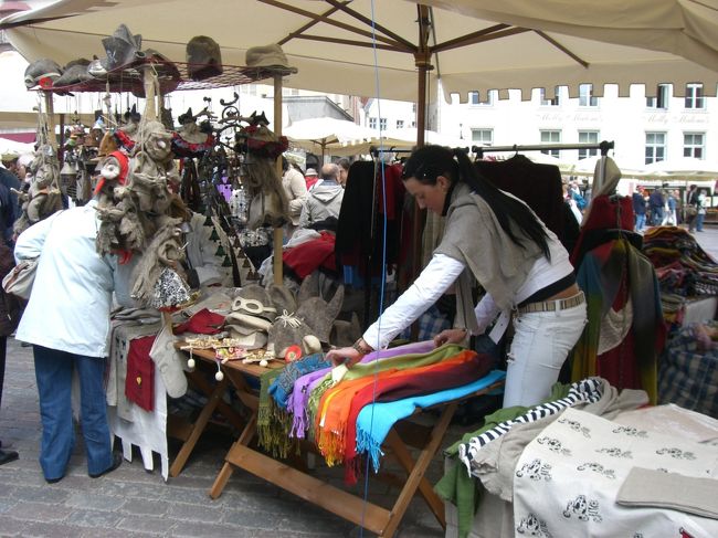 昨日はな〜んにもなかったのに、<br />今日のラコエヤ広場はにぎやか！