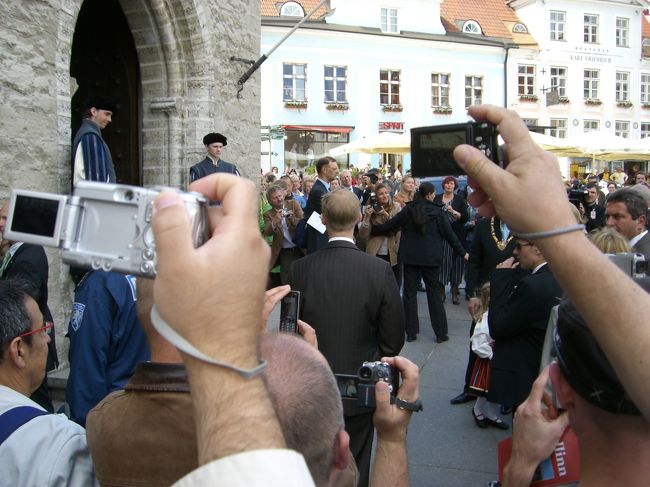 もう、何がなんだかわからなくなってるけど、<br />国王御一行様が市庁舎の中へ。<br />ここはもしかして、<br />私たちが昨日入った所！？<br />もし今日に予約をしていたら、<br />入れてもらえなかったかも。