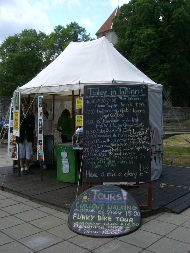 聖ニコラス教会の前に見えるテント、<br />インフォメーションのナナメ前です。<br />こっちのインフォメーションは学生さんぽい人が<br />熱心にキレイな英語で話しかけてくれました。<br />自転車で街を回るツアーとか、<br />おもしろそうなのがいろいろあったけど、<br />時間がなくて残念・・・。<br />なんか、手作り感があって雰囲気がよかったんで、<br />ぜひぜひ参加してみたかった！！