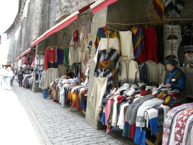 セーターの壁。<br />セーター屋台がいっぱい！<br />マフラーとか、手袋とかもあるけど、<br />日本がこれから夏だと思うと<br />いまいちお買いものテンションが上がらず。