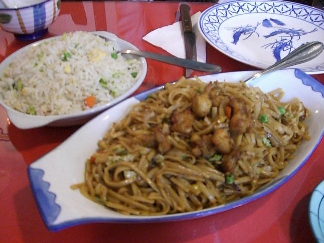 中華はどこの国でも安くておいしいし、<br />量も多い！！<br />野菜チャーハン・・・ＥＥＫ４０<br />チキン焼きそば・・・ＥＥＫ５５<br /><br />そのほかに<br />野菜スープ・・・ＥＥＫ３２<br />ジャスミンティー（ポット）ｗｉｔｈなぜかライム<br />・・・ＥＥＫ３０