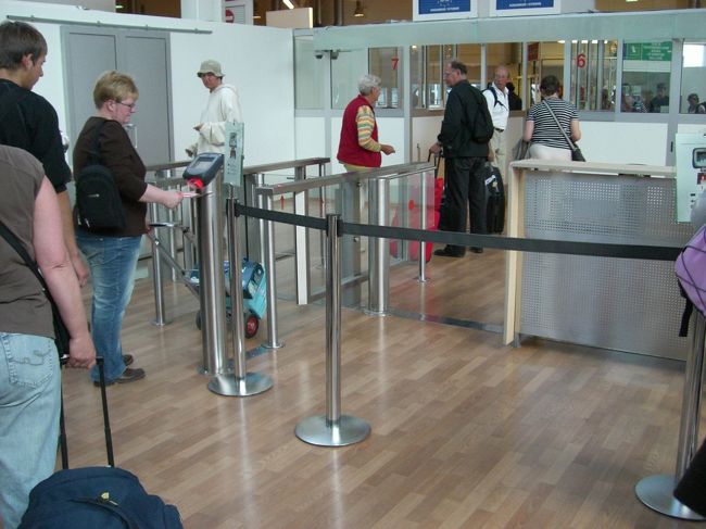 チェックインをして、<br />乗船券をもらいます。<br />今回もＡＴＭの振込カードのような厚いカードで、<br />カードのバーコードを読み込ますのが、<br />なかなかうまくいかない・・・。