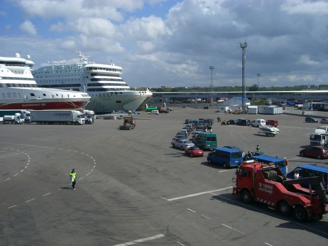 向こうに見えるのが、<br />タリンに着いたときに永遠に続くかと思われた<br />長〜〜〜い連絡橋。<br />今回は短くてよかった(^0^)<br />あと、乗船待ちの車の渋滞です。<br />すっごいたくさんの車が船の中に入っていきます！