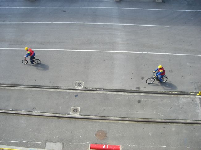 自転車で撤収するおじさん達