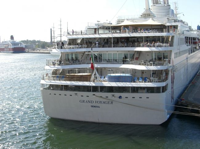 停泊中の・・・<br />ジェノバってことは、イタリアの船<br /><br />甲板の人たちと手を振りあいました(^0^)/~~~<br />