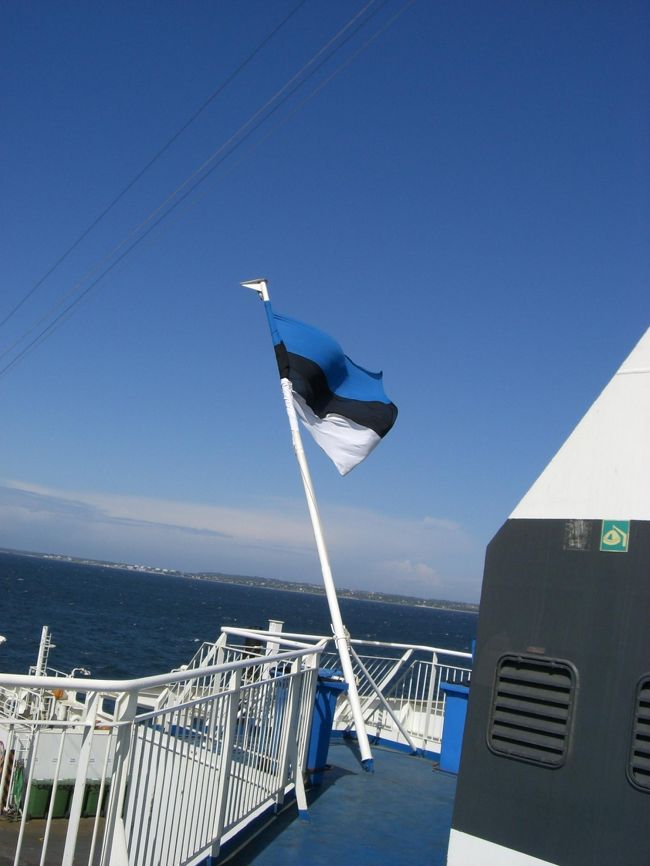 船のしっぽのタリンの国旗<br /><br />この国旗のポールにしがみついて写真を撮ってたんですけど、<br />耳の鼓膜が破れるかと思うくらいの強風。<br />耐え切れずに船内に戻りました。