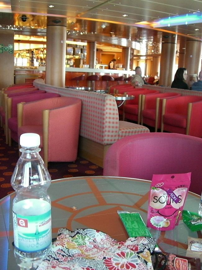 食べ散らかしてますけど、<br />雰囲気が伝わればと。<br /><br />ほんの数時間の船旅なので、<br />お部屋はなくて、<br />チケットにもＤＥＣＫと印刷されてます。<br />ラウンジの船の先頭部分の席を確保できたので、<br />ひたすら海を突き進む・・・水平線をみながら<br />ゆっくりすごしました！<br />ホットティー１．８ＥＵＲです<br /><br />スーツケースの持ち込みは大丈夫ですが、<br />預けておくこともできます。<br />でも、係の人がいるわけでもなく、<br />誰でも入れる小さな小部屋（２畳くらい？）<br />に棚があるだけなので、<br />私たちは2人のスーツケースをチェーンロックで<br />つなげておきました。<br />欧米のみなさんは、何も気にせず、<br />そのまま荷物を置いて置かれた様子でしたけど。